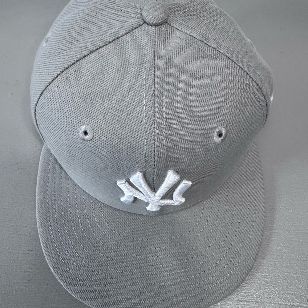 New Era NY Yankees size 7 Gray Fitted Cap 59FIFTY
